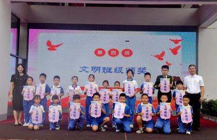 塑造阳光心态 构建和谐校园 ——主题升旗仪式（第八周）