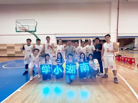 深圳市南湖小学在2024年罗湖中小学教职工篮球赛第一阶段小组循环赛中获胜