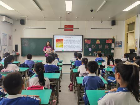 我与国旗合张影 ——深圳市泰宁小学开展庆祝国庆系列活动