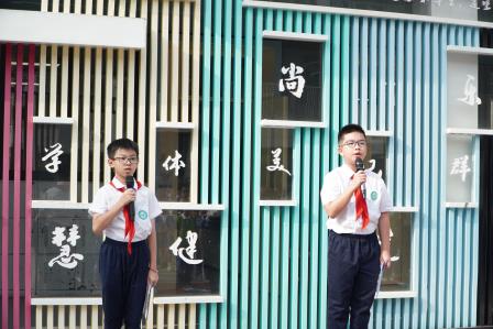 我与国旗合张影 ——深圳市泰宁小学开展庆祝国庆系列活动
