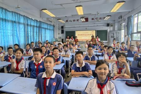 行走的思政课之听长辈讲过去的故事——退休校长张惠坤深情讲述灯芯球的匠心与求学之路