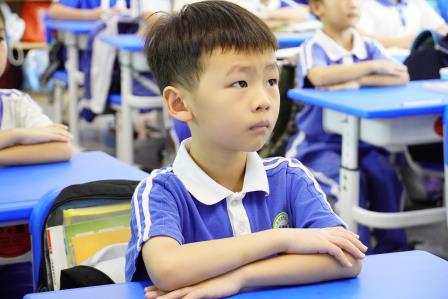 闪闪红星，照耀我心——深圳市凤光小学开展爱国主义教育主题班会