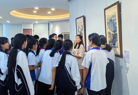 校园里的美术馆，开展啦！——深圳北理莫斯科大学附属布心中学举办“问道以美· 古今中西”主题展览