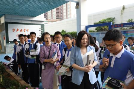  专家启智引新程，深耕把脉促成长 ——罗湖区教科院“百人听千课”活动走进滨河实验中学