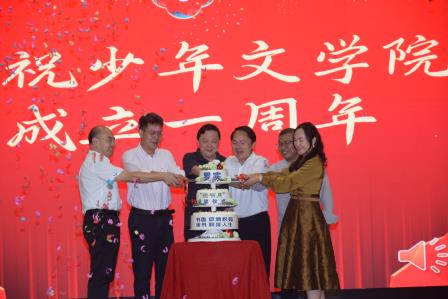 书香浸润人生  阅读点亮未来 ———深圳市罗湖实验学校举办2024读书月启动仪式暨少年文学院成立一周年表彰活动