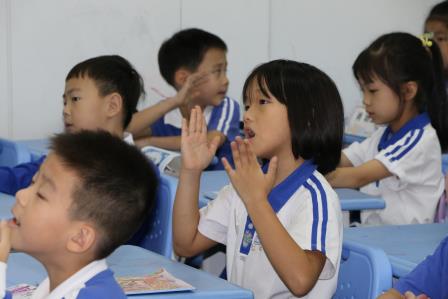 且研且深 且研且行 ——罗湖区教科院“百人听千课”活动走进泰宁小学