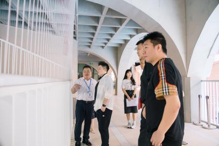 奥运会冠军于洋莅临罗湖外语小学遴选调研校园羽毛球项目