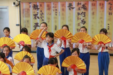 阅读有光，共享书香 —— 布心小学举行国学经典诵读主题升旗仪式