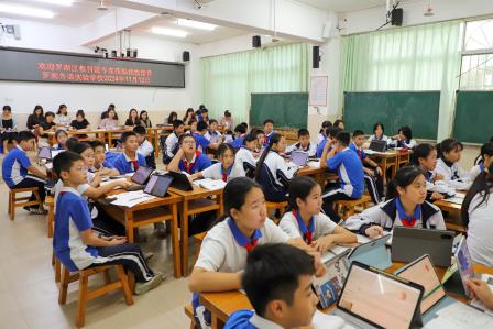 精准视导明方向，精耕细研促提升 ——罗湖教科院在罗湖外语实验学校开展“百人听千课”活动