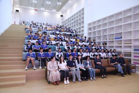 名家进校园，书香袭人远 ——深圳北理莫斯科大学附属布心中学特邀深圳市罗湖区作家协会主席吴亚丁到校开展活动