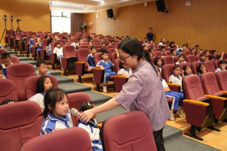 以书“绘”友，“阅”见未来 ———深圳市翠北实验小学学生新书发布暨作家进校园活动