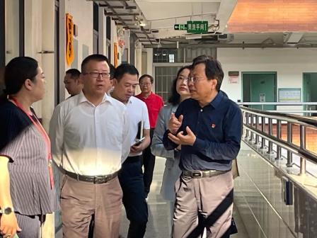 市教育局调研东湖中学“舒心躺睡”工作