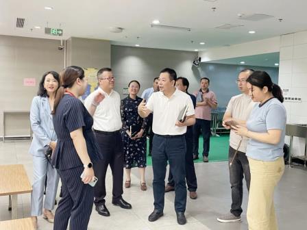 市教育局调研东湖中学“舒心躺睡”工作