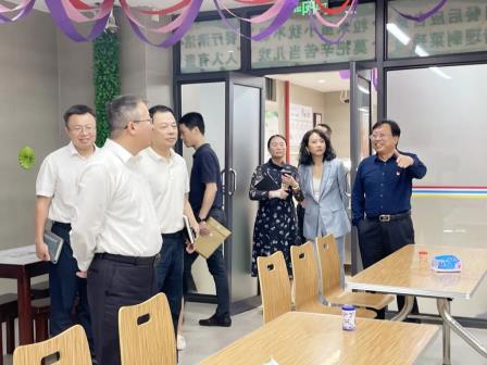 市教育局调研东湖中学“舒心躺睡”工作