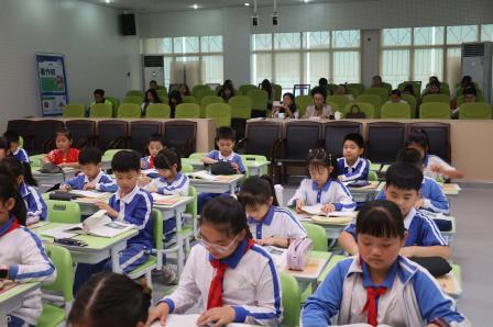 特级教师张云鹰到草埔小学课堂以新视角指引教学改革