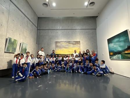  以画启智，以美铺路 ——向西学子参观“陈向兵风景书写”艺术展