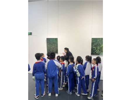  以画启智，以美铺路 ——向西学子参观“陈向兵风景书写”艺术展