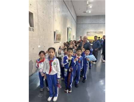  以画启智，以美铺路 ——向西学子参观“陈向兵风景书写”艺术展