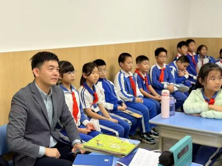 阅读丰盈人生 书香沁润校园 ——深圳市莲南小学阅读月主题活动之“作家进校园”