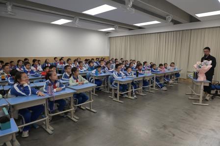 阅读丰盈人生 书香沁润校园 ——深圳市莲南小学阅读月主题活动之“作家进校园”