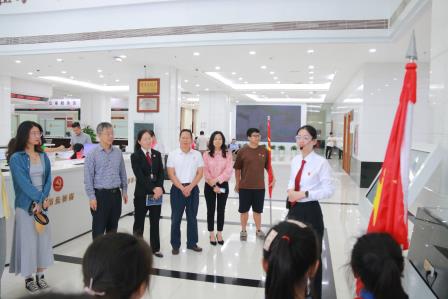 走进人民法院，法治护育成长——罗芳小学师生开展行走的思政课