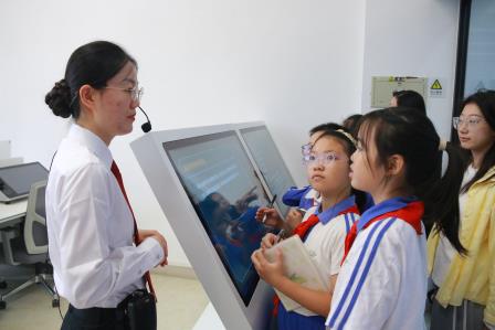 走进人民法院，法治护育成长——罗芳小学师生开展行走的思政课