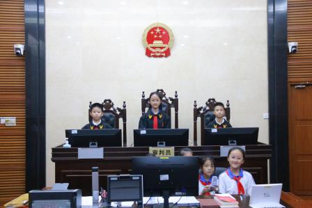 走进人民法院，法治护育成长——罗芳小学师生开展行走的思政课