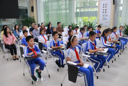走进人民法院，法治护育成长——罗芳小学师生开展行走的思政课