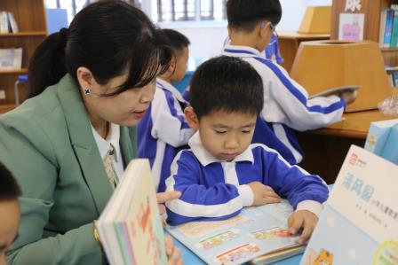 新秀小学开展家校社联动阅读活动