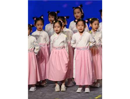 童声扬古韵，诗心映华章 ——深圳市莲南小学阅读月一年级“童声诗韵·吟唱嘉年华”专场活动