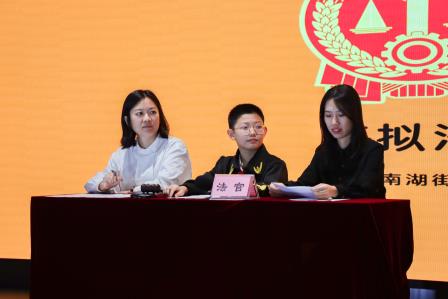 模拟法庭进校园，法治精神润青春