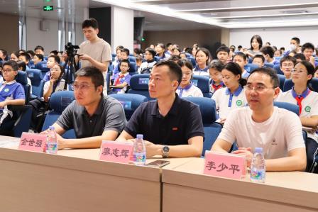 模拟法庭进校园，法治精神润青春