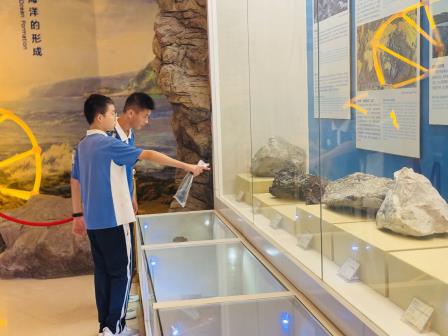 文锦学子秋日行，挑战自我梦未来——翠园文锦中学初二年级开展青少年拓展训练营社会实践活动