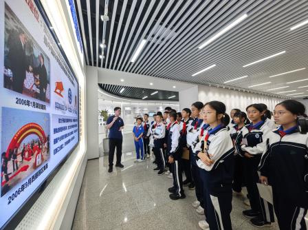 罗湖实验学校学子赴深圳设计院参与“科学小记者”研学实践活动，探索科技前沿