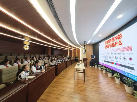 罗湖实验学校学子赴深圳设计院参与“科学小记者”研学实践活动，探索科技前沿