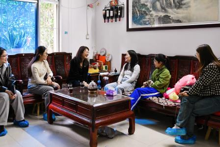 深入家庭传温情，共筑教育关怀网 ——深圳市景贝小学开展党员教师家访活动