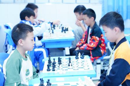 深圳市螺岭外国语实验学校第五届 “小棋王、小棋后”国际象棋赛顺利举行