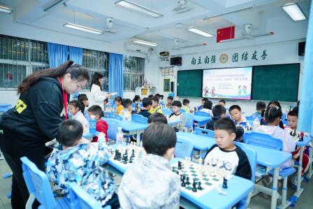 深圳市螺岭外国语实验学校第五届 “小棋王、小棋后”国际象棋赛顺利举行