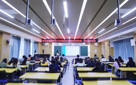 布心中学开展青年先锋队研讨活动