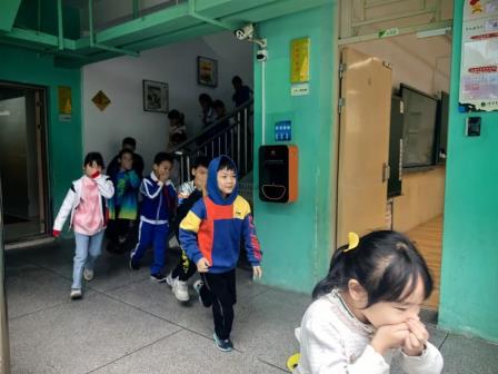 深圳市怡景小学开展2024年秋季消防逃生演练暨反诈宣传教育