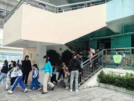 深圳市怡景小学开展2024年秋季消防逃生演练暨反诈宣传教育