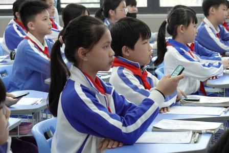 成都金牛区科研骨干团队来到深圳市布心小学考察交流