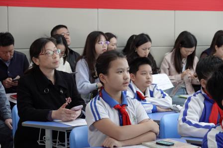 成都金牛区科研骨干团队来到深圳市布心小学考察交流