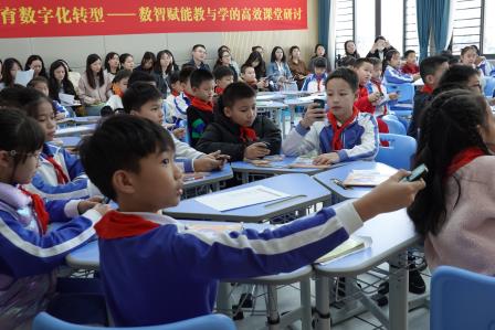 成都金牛区科研骨干团队来到深圳市布心小学考察交流