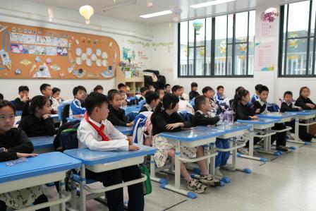 感恩之心，点亮生活之美 ——翠北实验小学第13周主题班会