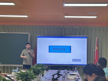 青春飞扬，阅读绽放——翠竹竹跃青年教师共进社开展第一期青年教师讲堂暨校园读书月教师共读思辨会