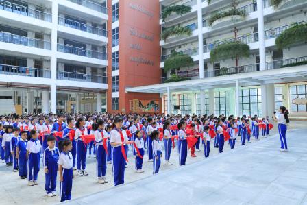 红领巾，爱祖国 ——深圳市仙桐实验小学举行少先队入队仪式