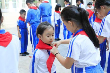 红领巾，爱祖国 ——深圳市仙桐实验小学举行少先队入队仪式