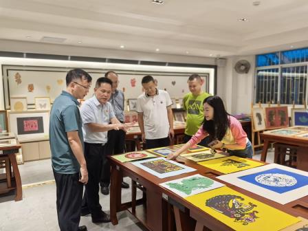 罗湖区政协副主席罗建林率委员走访洪湖小学