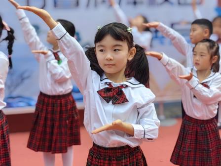 书香润泽校园  经典启迪人生——景园实验小学第八届读书月开幕式